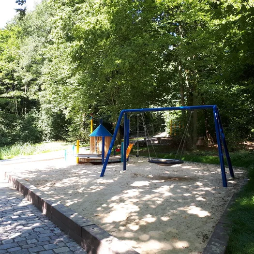 Neuer Spielbereich mit Nestschaukel ....