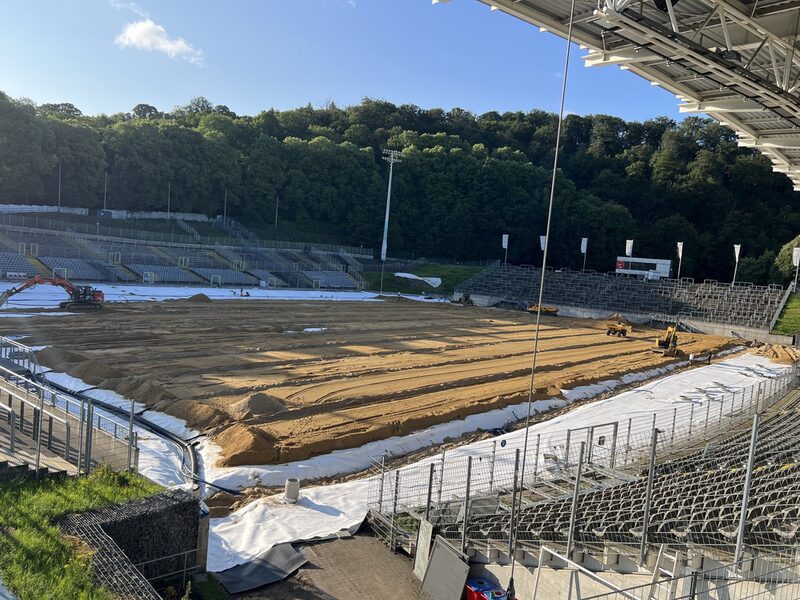 17.07.2023: Im Stadion geht es mit Riesenschritten voran. Auf die Folie wird Sand verteilt.