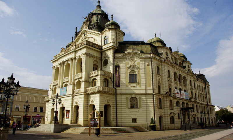 Staatstheater, das Gebäude ist ein Werk des Wiener Architektes Adolf Lang