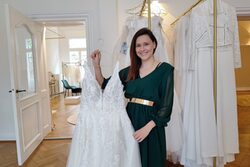 Jacqueline Lawin präsentiert ein Hochzeitskleid in ihrem Laden Brautpoesie.