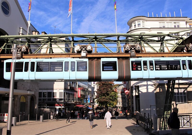 Die Schwebebahn fährt über der Fußgängerzone in den Bahnhof Döppersberg ein.
